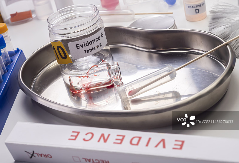物证罐中的血迹玻璃样本图片素材