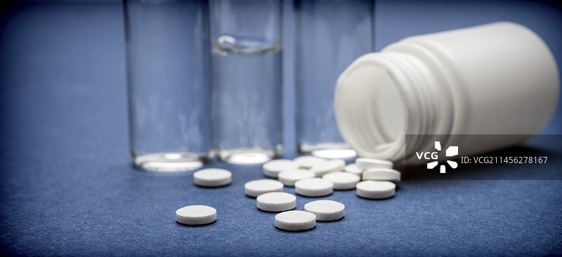 从瓶子里倒出的药片图片素材