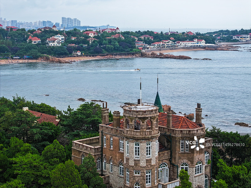 青岛八大关花石楼建筑风光航拍图片素材