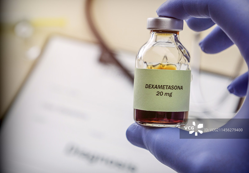 医生手持地塞米松药瓶图片素材