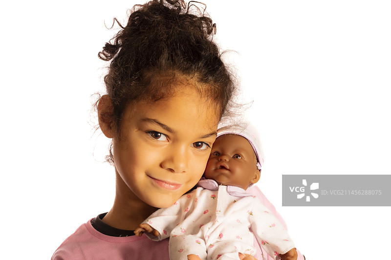 女孩拿着娃娃对着脸图片素材