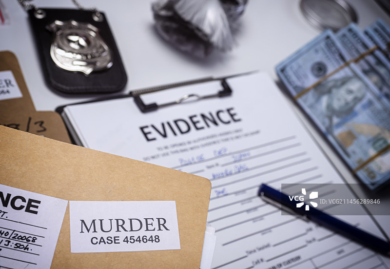 法医实验室内的文件和证据袋图片素材