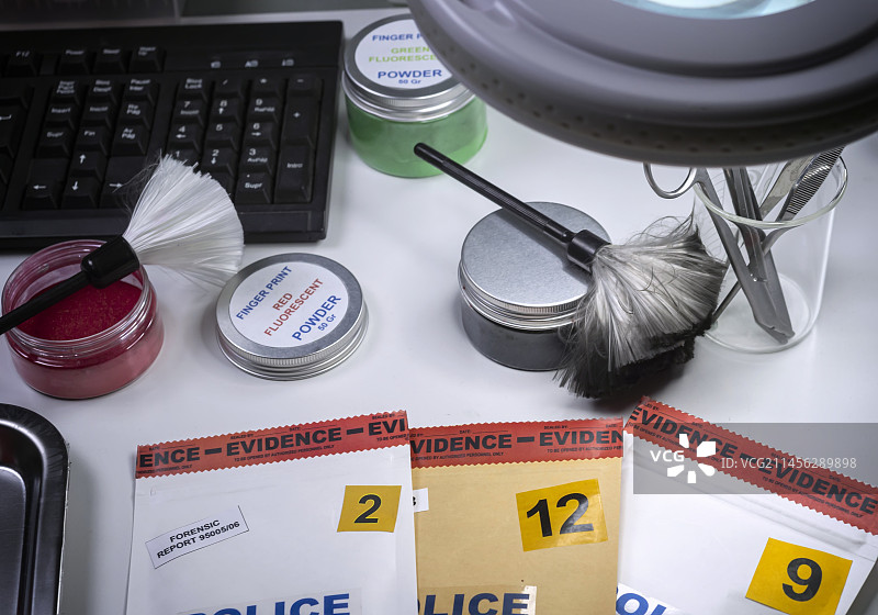取证实验室中的证据袋和设备图片素材