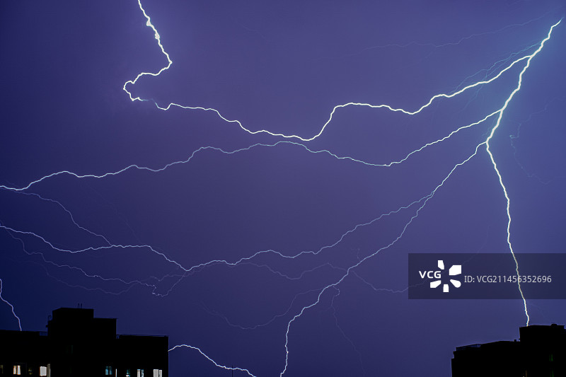 空中闪电的低角度视图图片素材