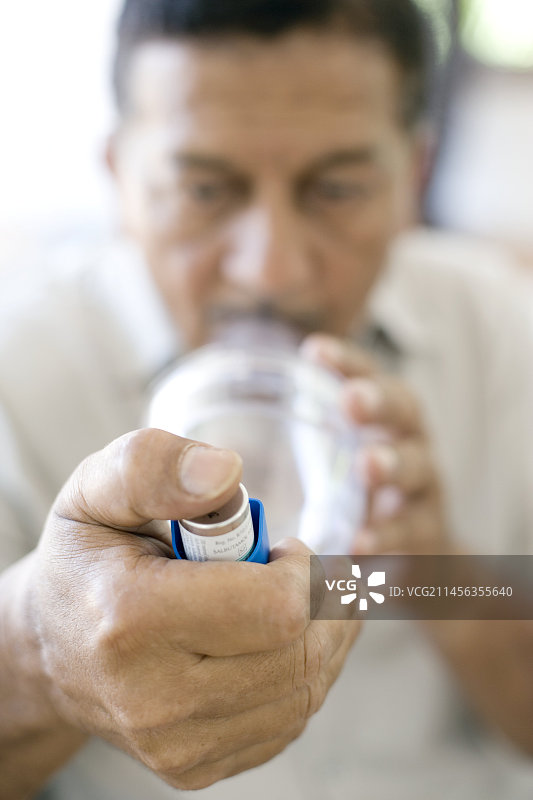 哮喘储雾器使用图片素材