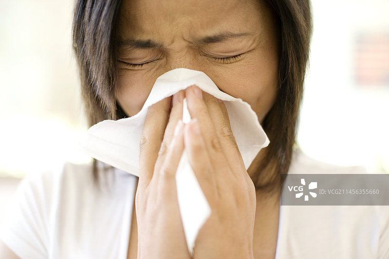 打喷嚏的女人图片素材