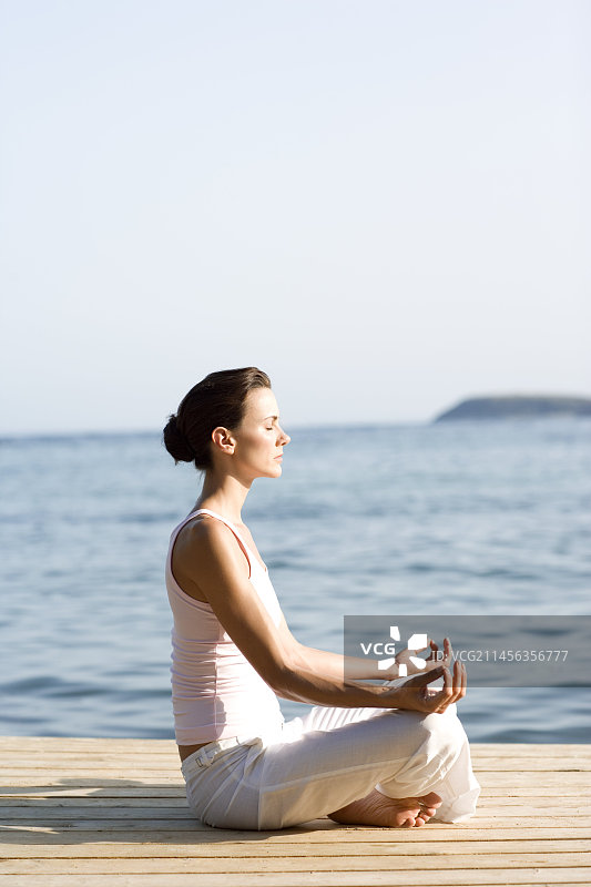 女人做瑜伽图片素材
