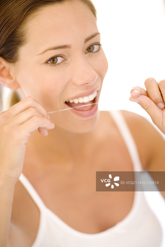 女人用牙线清洁牙齿图片素材
