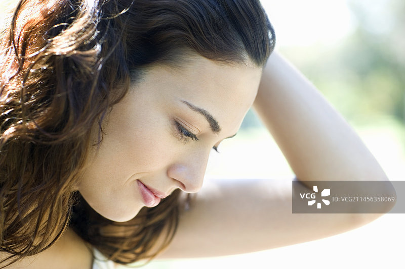 向后拨弄头发的女人图片素材