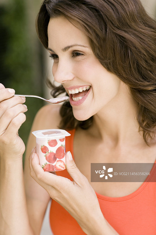女人在吃酸奶图片素材