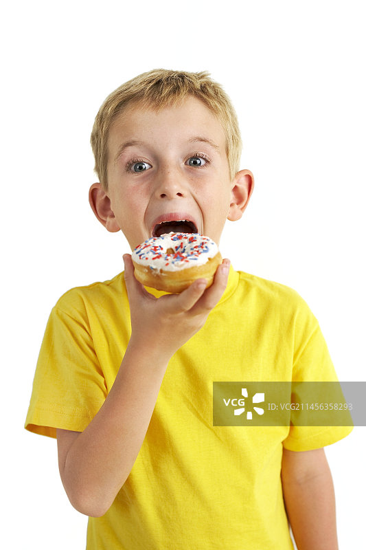 男孩吃甜甜圈图片素材