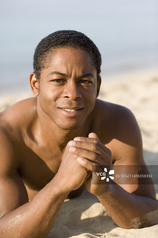 海滩上的男子图片素材