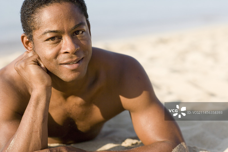 海滩上的男子图片素材