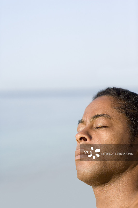 享受日光浴的男人图片素材