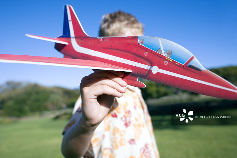 男孩玩飞机模型图片素材