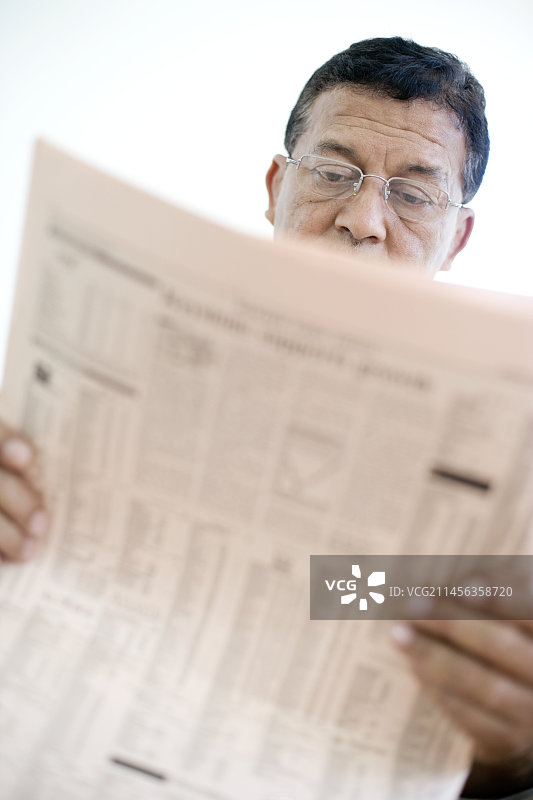 男人读报纸图片素材