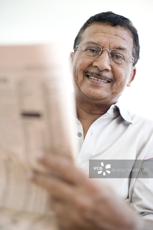 男人读报纸图片素材