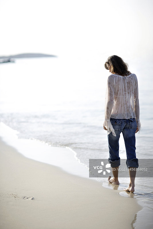 女人在海边散步图片素材
