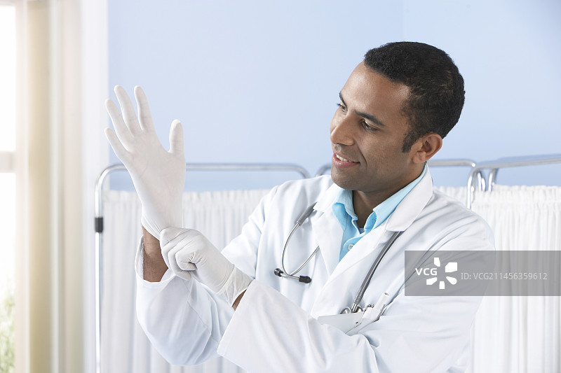 医生戴乳胶手套图片素材