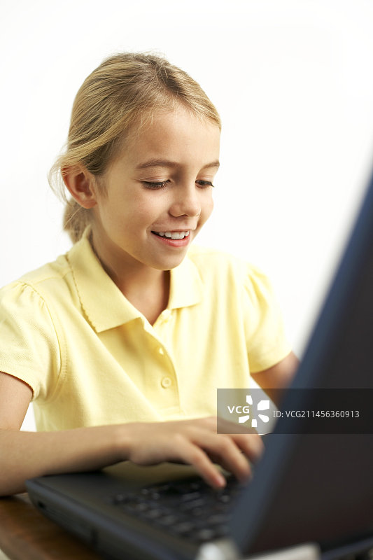 女孩使用笔记本电脑图片素材