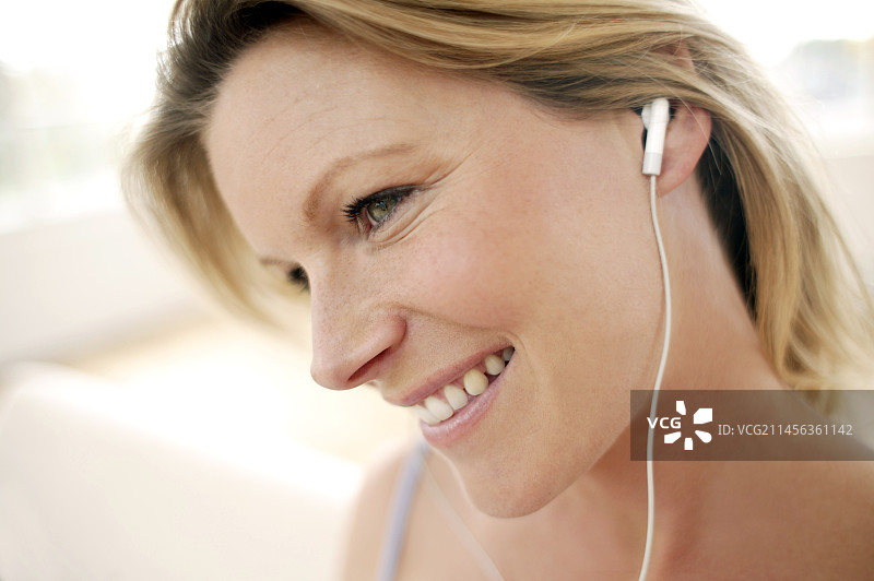 听音乐的女人图片素材