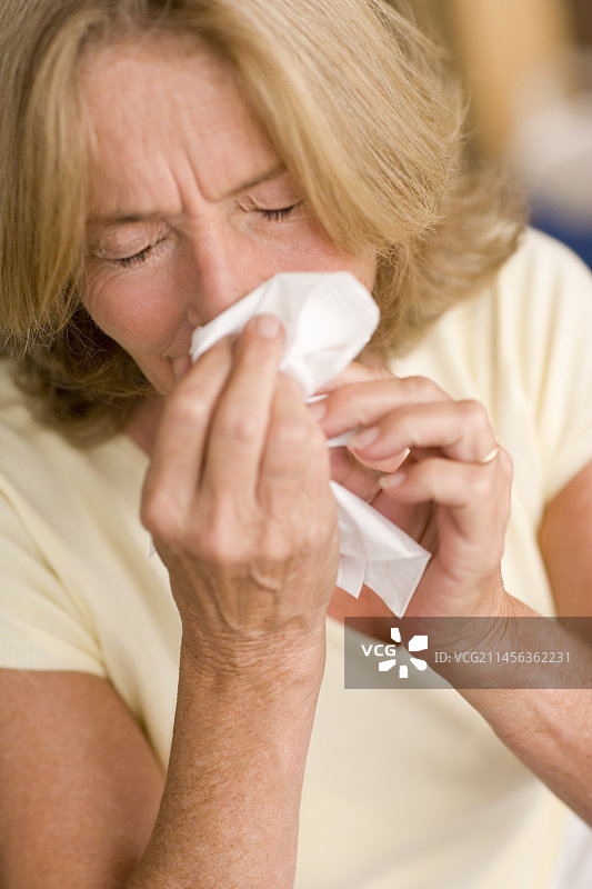擤鼻涕的女人图片素材