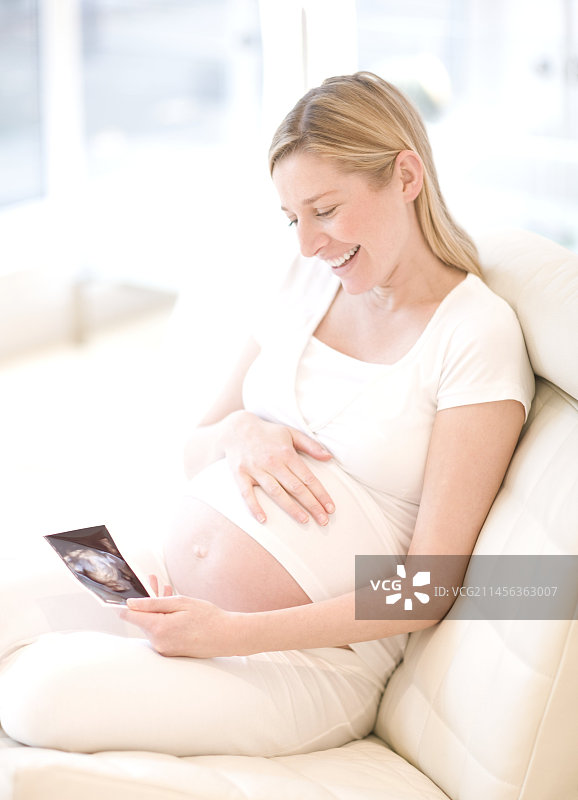 孕妇看着她的B超扫描图片素材