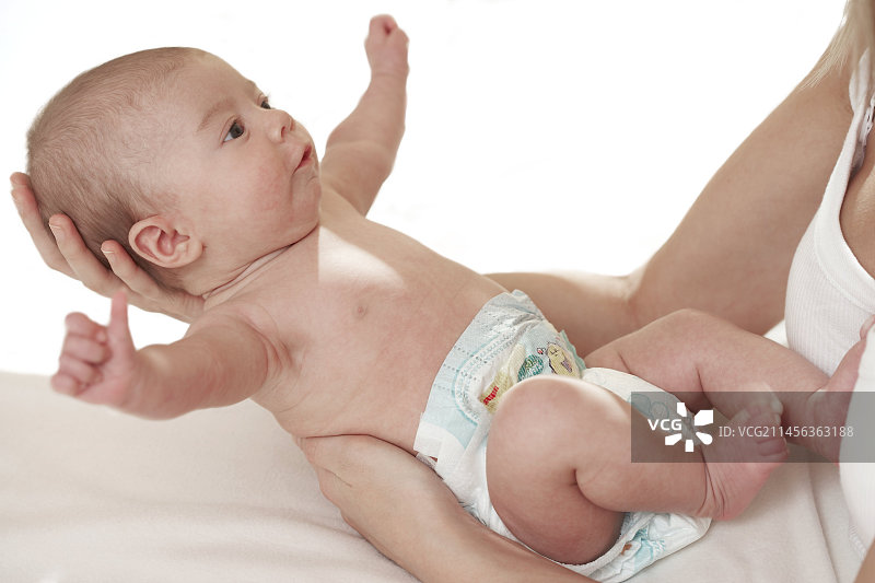 母亲抱着婴儿图片素材