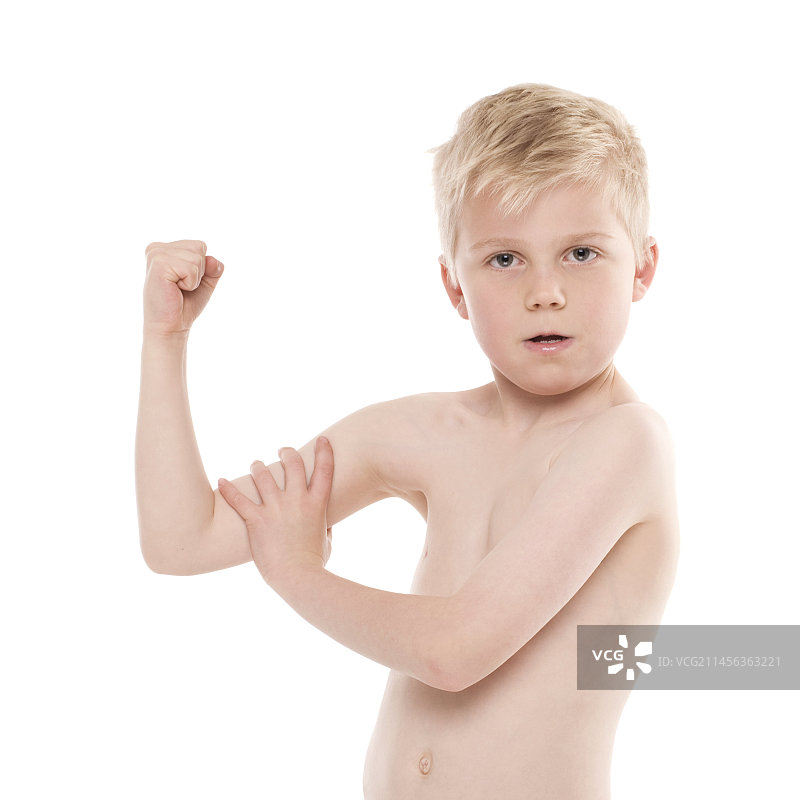 男孩展示他的肱二头肌图片素材