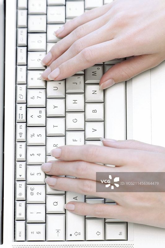 在笔记本电脑上打字图片素材