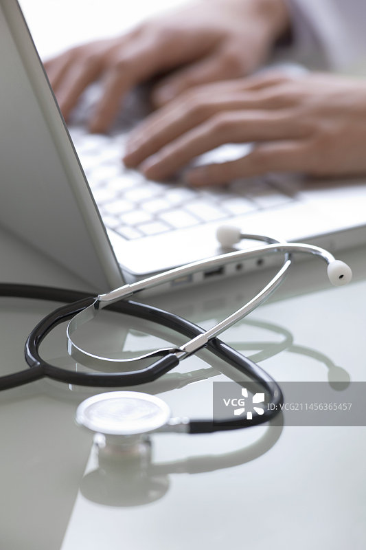 医生使用笔记本电脑工作图片素材