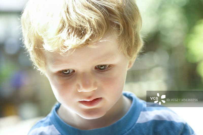 蹒跚学步的图片素材