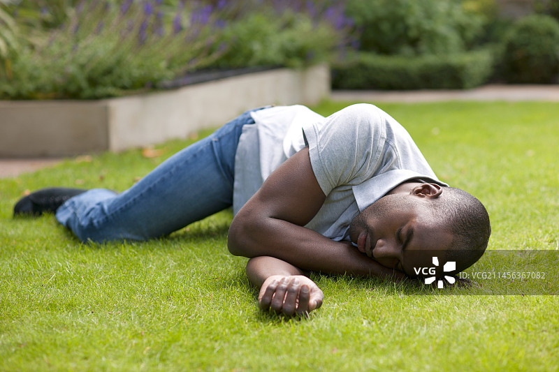 处于复原体位的男人图片素材