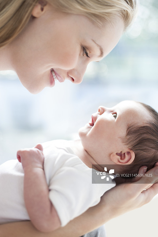 母亲和婴儿图片素材