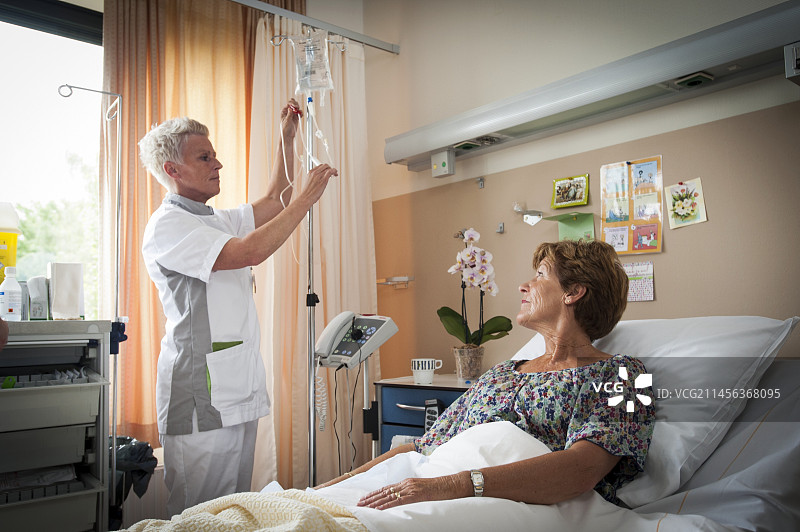 护士准备静脉滴注图片素材
