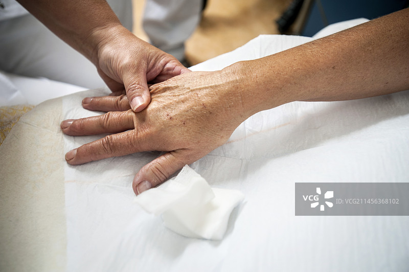 护士为患者准备静脉输液图片素材