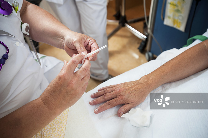护士为患者准备静脉输液图片素材