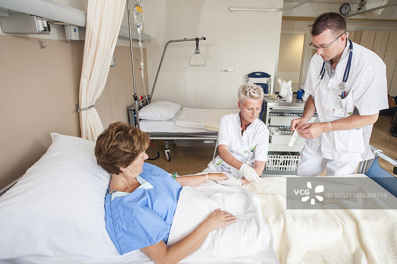 护士为病人准备静脉输液图片素材