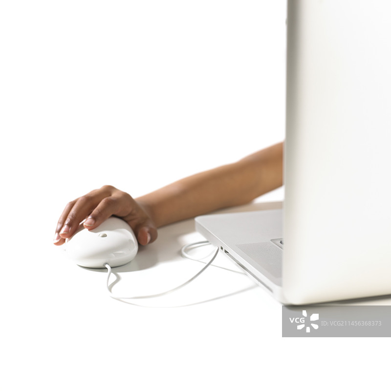 年轻女孩使用笔记本电脑图片素材