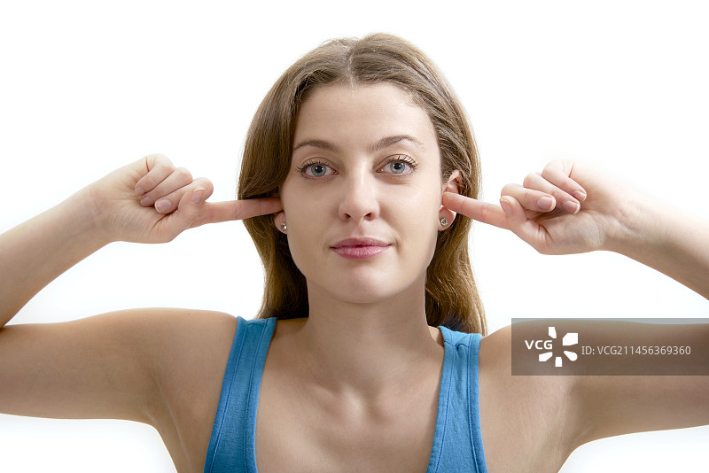 用手指堵住耳朵的少女图片素材