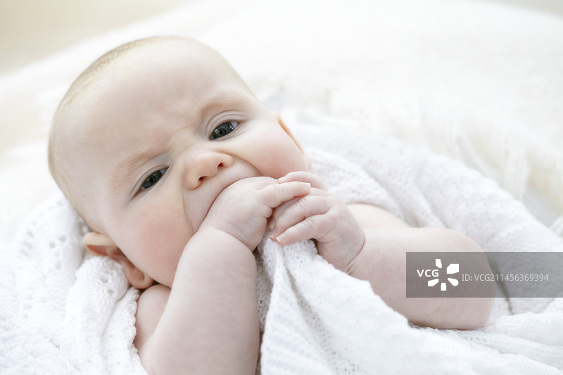 正在咬手的男婴图片素材