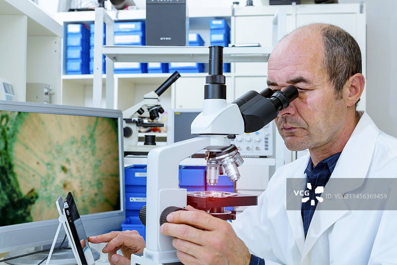 男人使用实验室显微镜图片素材