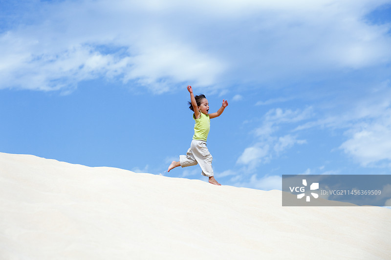 在沙丘上奔跑的少年图片素材