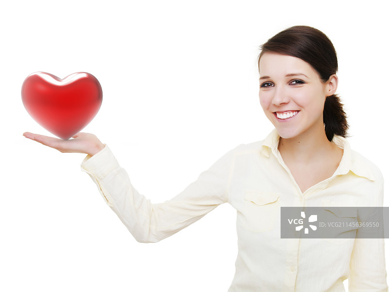 女人拿着一颗红心图片素材