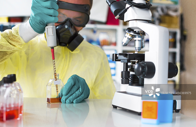 身穿防护服的科学家图片素材