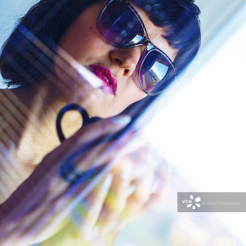 戴着太阳镜，手拿咖啡杯的女人图片素材