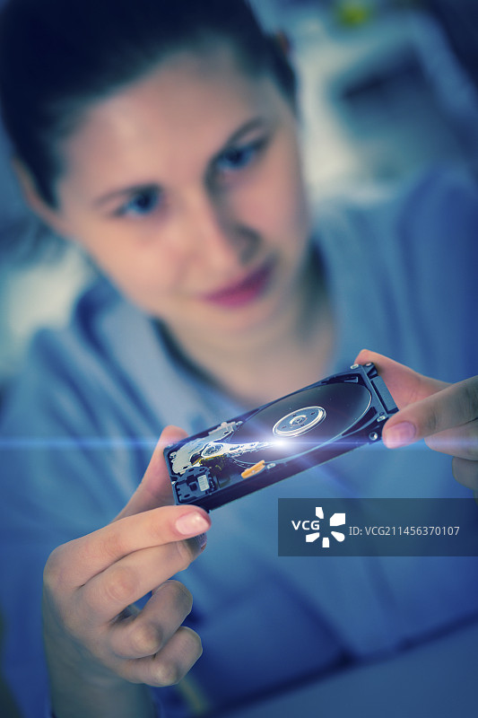 学生手持硬盘图片素材