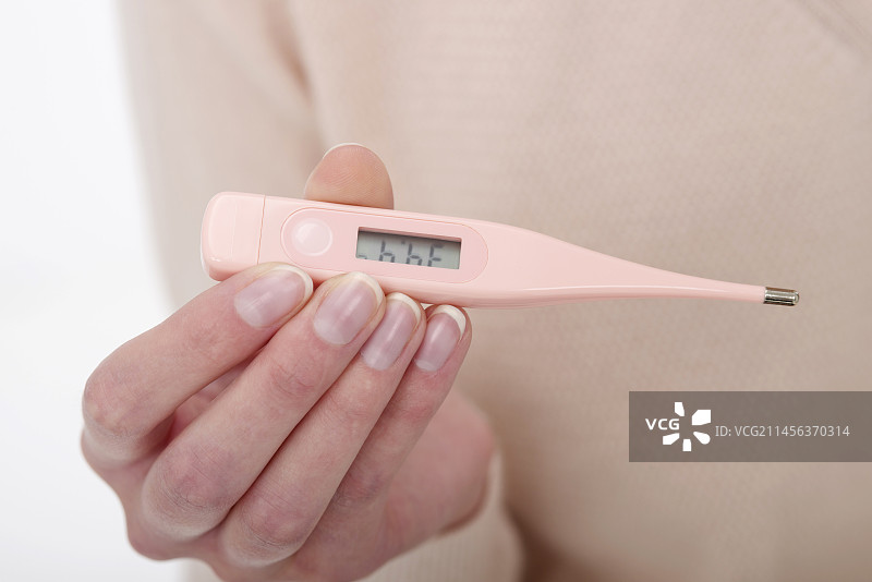 女人量体温图片素材