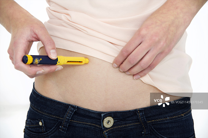 女人使用注射笔图片素材