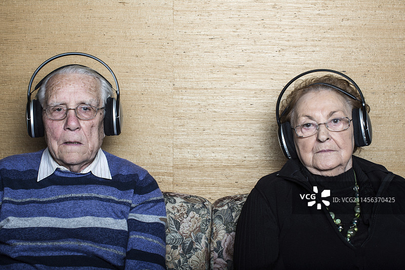 一对年长的夫妇戴着耳机图片素材
